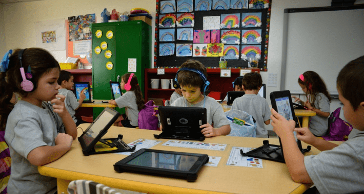 Este curso aborda los fundamentos pedagógicos y didácticos para la enseñanza de la informática en contextos educativos. Analiza el uso de las tecnologías digitales como mediadoras del aprendizaje, promoviendo estrategias metodológicas innovadoras, críticas y éticas que favorecen el desarrollo de competencias digitales en los estudiantes.